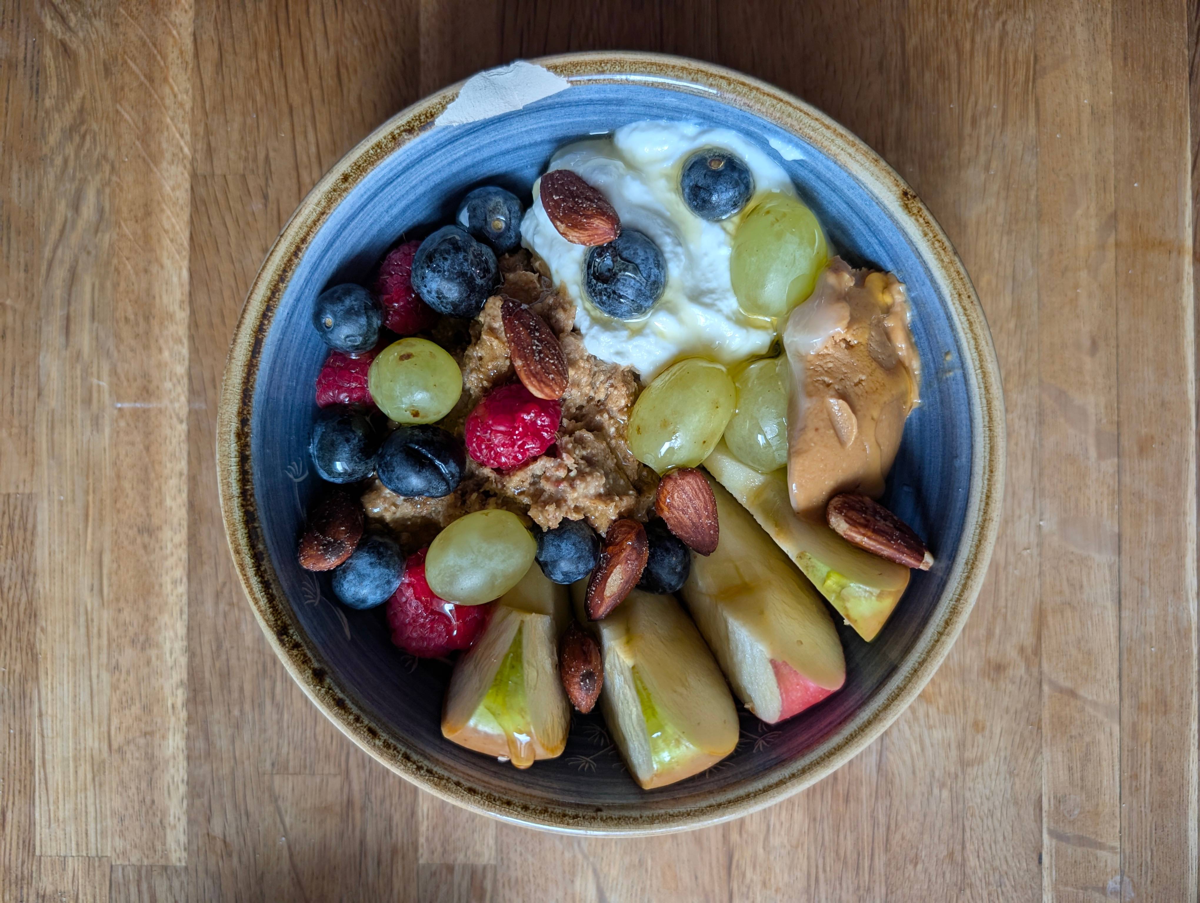 Gyümölcsös kása bowl